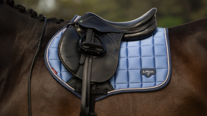 LeMieux Loire Classic Close Contact Square S/M - Powder-1